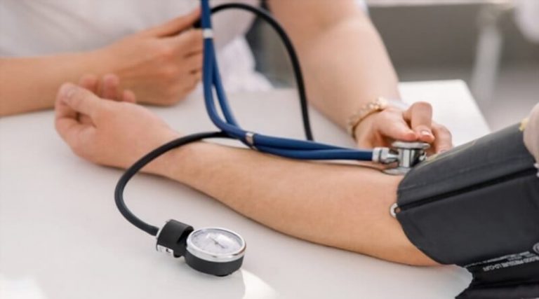 How to Use a Sphygmomanometer for Blood Pressure Measurement